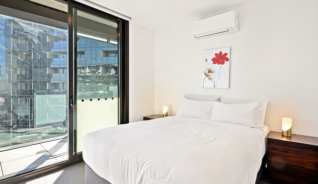 Bright 2-Bed Retreat with Pool, Gym & Sauna Access