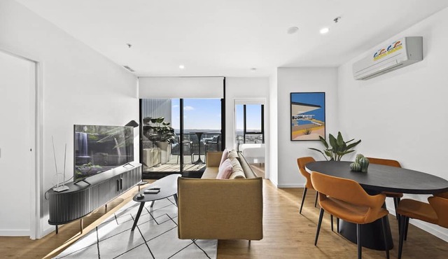 Refined 2-Bed With Luxurious Building Amenities