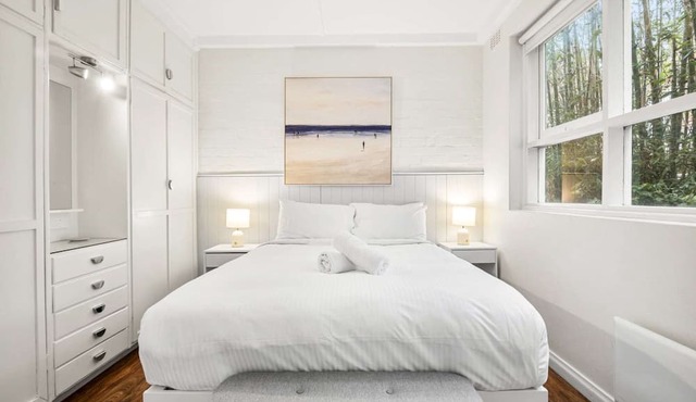 Charming 1-Bed with Fireplace by the Beach