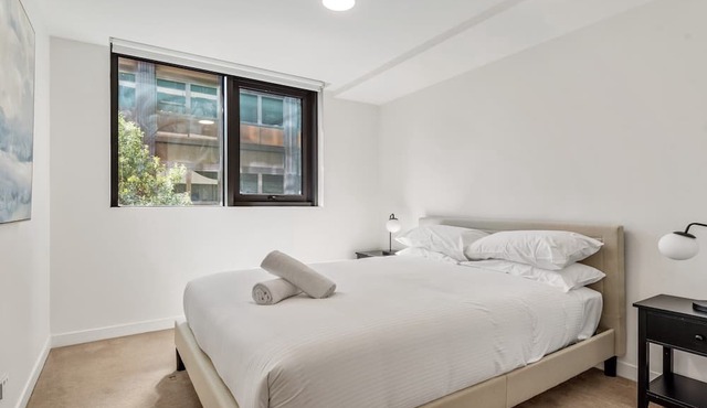 Light Filled Apartment by Albert Park Lake