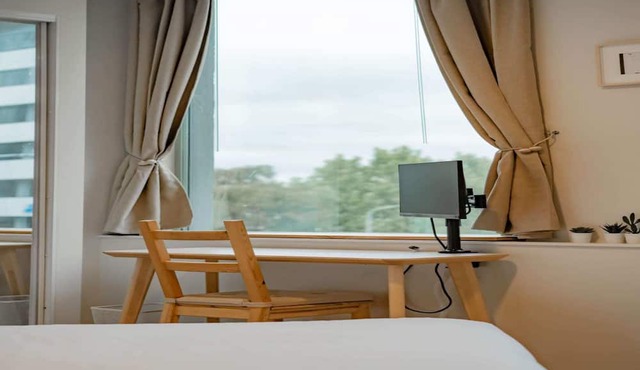 Central 2-Bed with Gym and Parking
