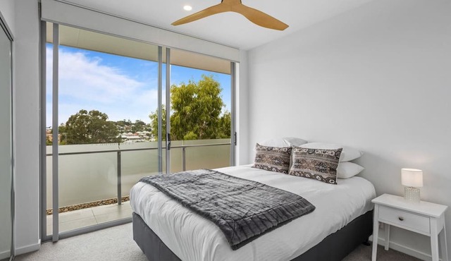 Sleek 2-Bed with Balcony and Communal BBQ Area