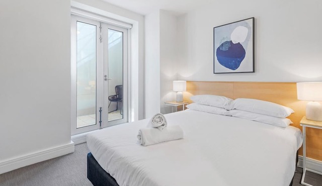 Chic 1-Bed Apartment Steps From Shopping Street