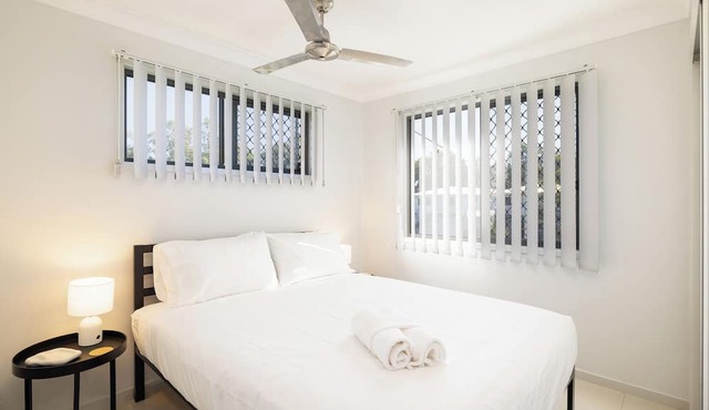 Modern Rocklea 1BR | AC & Workspace | 219D1