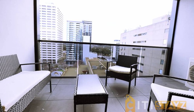 2bd 2bth - Chic Apt in Woden CBD