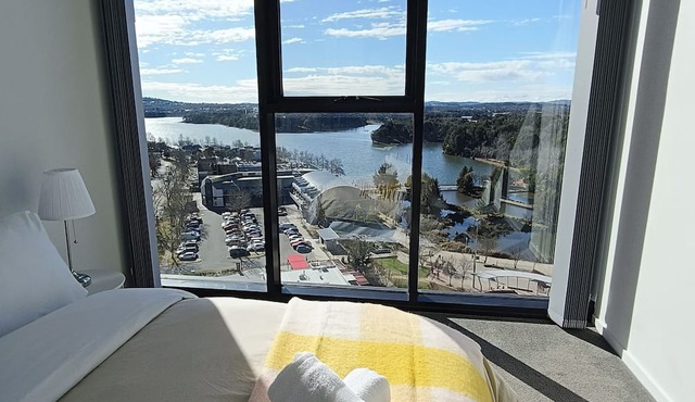2B2B1C Apartment with Stunning Lake Views