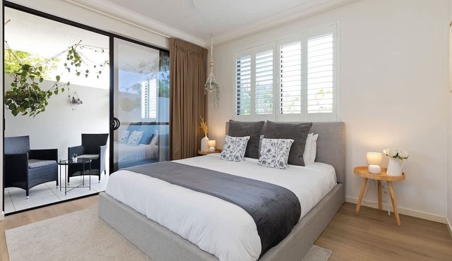 City oasis - 3 BR apt. on Maroochy river, pool, AC