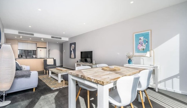 Paradise in popular Pier Complex Apt in Kingston