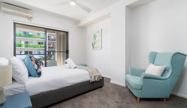 Central 2BR | Stylish Apt located in Greenway