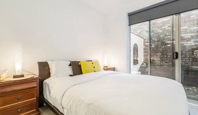 The Courtyard Chateau Fresh and Modern off Toorak Rd