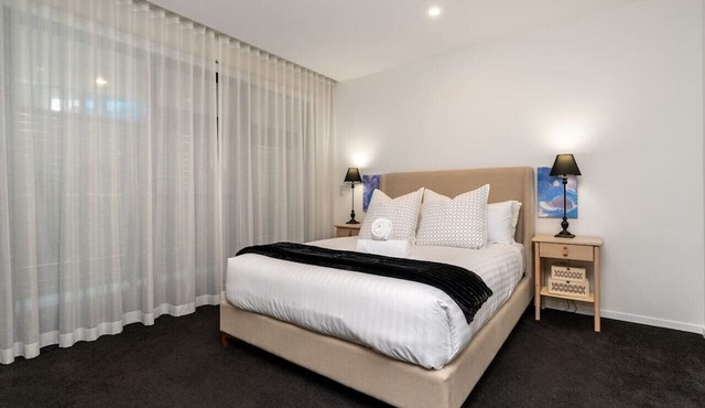 Kingston Foreshore Apt with Water Views