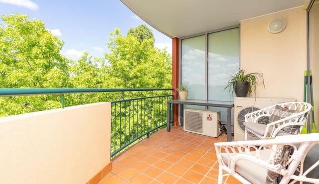 2BR/2BA Apt w/Dedicated Workspace & Free parking!