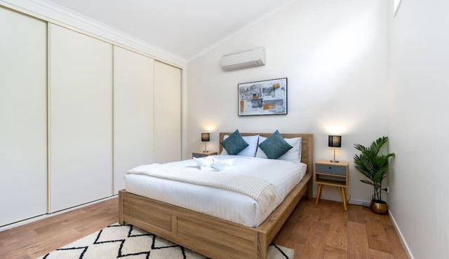 Peaceful 1BR Courtyard Unit in quiet Dickson