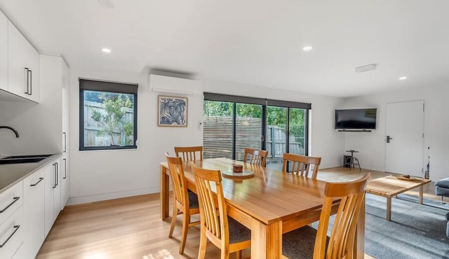 Modern Sandy Bay Apt - Close to Salamanca & CBD