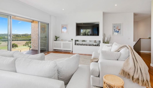 Moonah Views Luxury Getaway with Jacuzzi