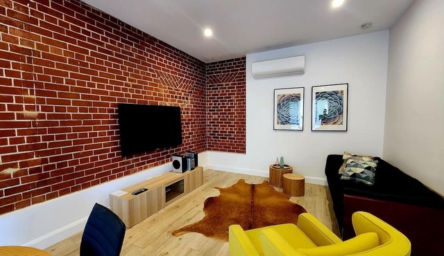 Bank Teller 1 Bedroom Apartment Close to Semaphore beach