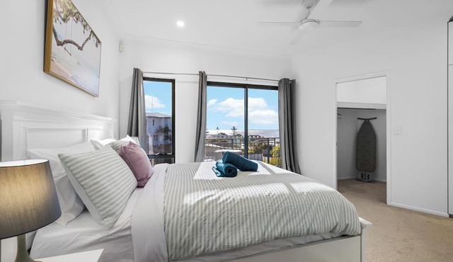 Manly Beach View Townhouse Haven - Coastal Retreat walk to the shops and water!