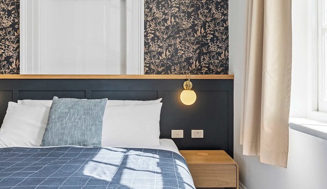 Portsea Place - Chic queen studio and parking