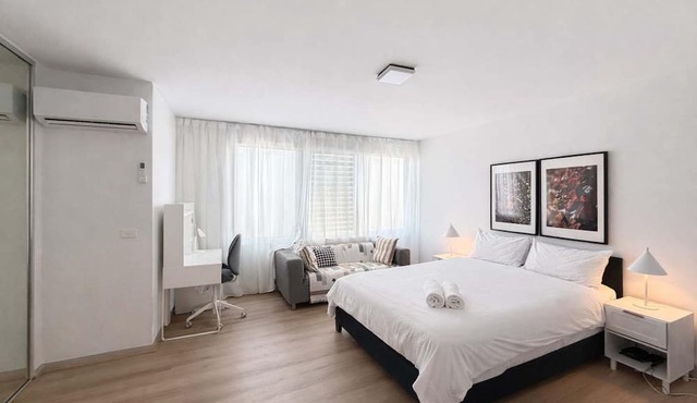 Brunswick 2B Living Near Sydney Rd w/Free Parking