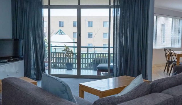 Contemporary 2BR apartment near Kingston