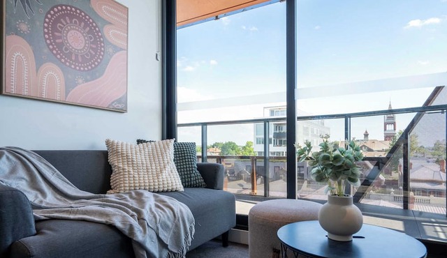 Modern 2B Apt with Views Near Swinburne University