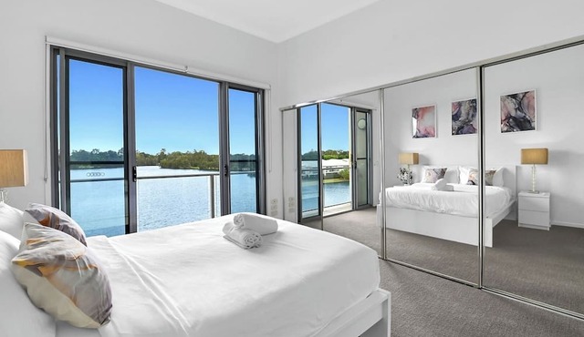 Tri-Level 2BR Water-View Townhouse | Free Parking