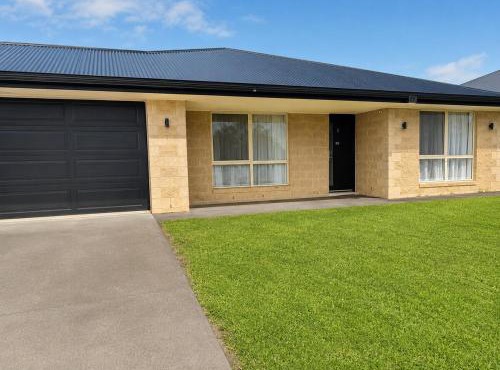 Relaxed Mount Gambier home with backyard