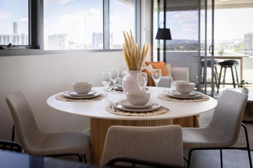 Luxury 2Bed2Bath Apt with Pool, Parking, Gym and Views