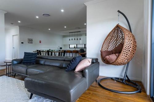 Macarthur Stay - Spacious 4BR Home with Outdoor Area