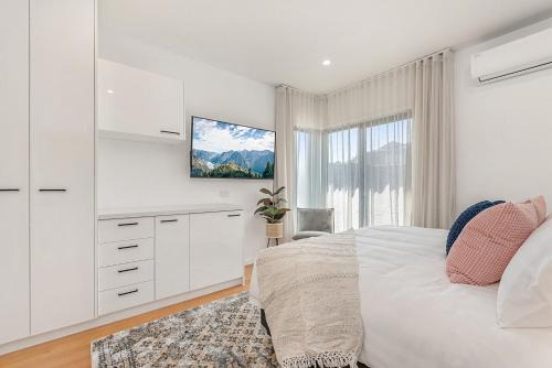 Gorgeous 3-Bed House with Spacious Shared Backyard
