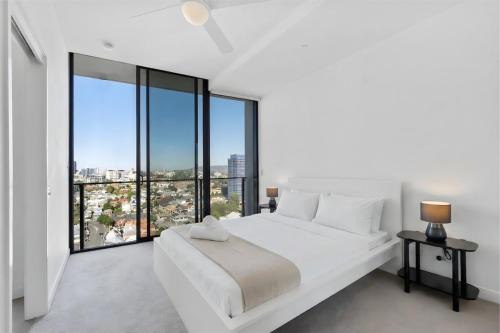 Penthouse Sleeps 8 - CBD Views - Resort Pools- Games - Baby Stay