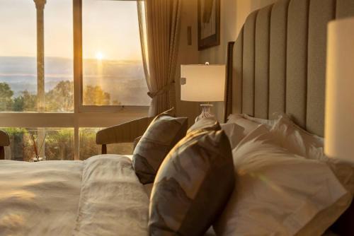 Cloudcrest Estate | Pool, Tennis, Golf & Kangaroos