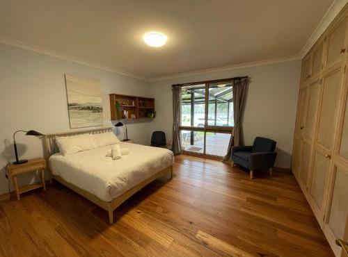 Country Home Stay, Animals, 2 Properties Sleeps 17