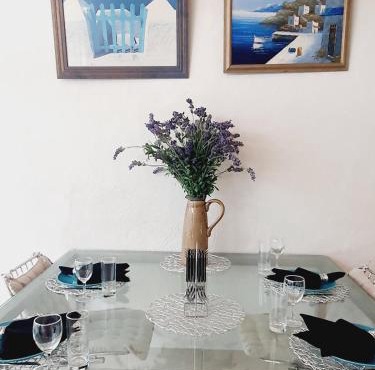 Classic 2BR Guest Suite Near Lake with Garden Oasis