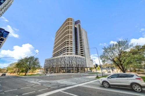 Chic 1-Bed with Stunning Lake View & Indoor Pool
