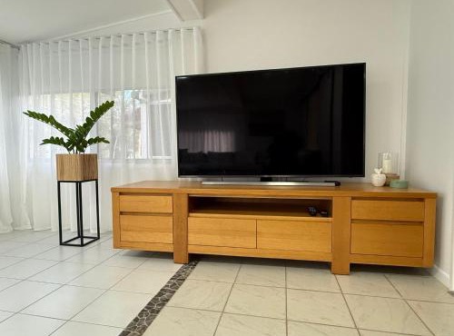 Sandy Lodge Steps to Beach Ocean Views Sleeps 6 AC WiFi Linen provided