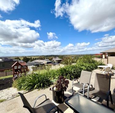 Emu Lodge Spacious 6BR Hilltop Retreat
