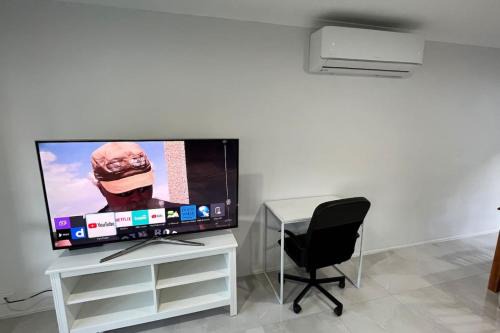 Renovated House 3Bed Master with AC Free Parking