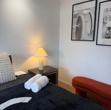 Mojo Riverhouse 4BR Pool, Broadbeach Waters