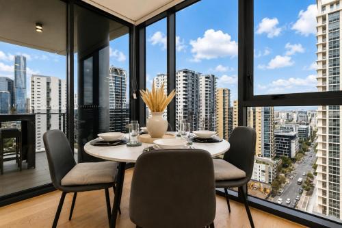 Level 22 Skyline Views with Sauna, Gym, Pool and Free Parking