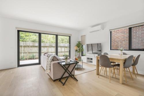 StayAU Modern 4-bedroom TH Bayswater