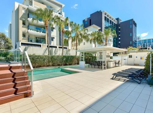 Two-Level 3BR Apt with Rooftop Balcony & 2 Car Parks