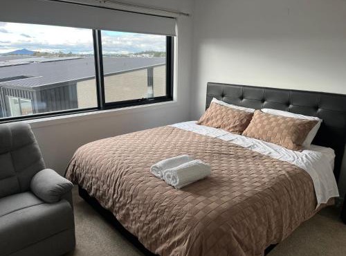 Lovely townhouse-3 bedroom 1 study in coombs