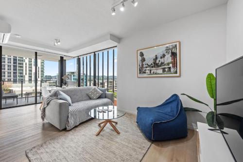 Spacious 2BR Apt on Fish Lane with Pool and Parking!