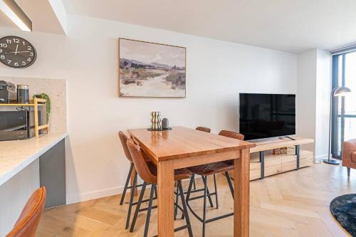 'Hobart Panorama' CBD-fringe Stay with Rooftop Views
