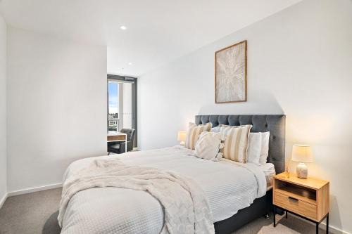 Modern Docklands 2B1B APT - City View , Pool, Gym, Free Parking