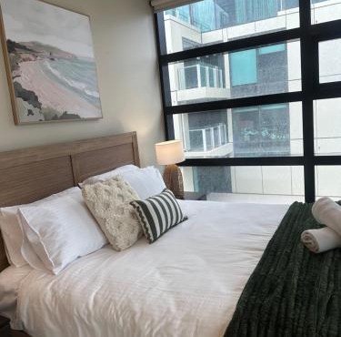 CBD 3Brm Apt with Pool, Gym and CBD Skyline Views