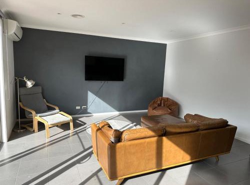 Modern 3 bed 2 bath house, parking and outdoor space
