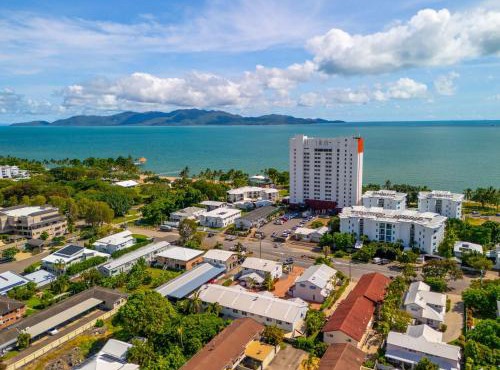 Beachside 2BR Apartment Townsville 1 Min Walk to The Strand w Parking