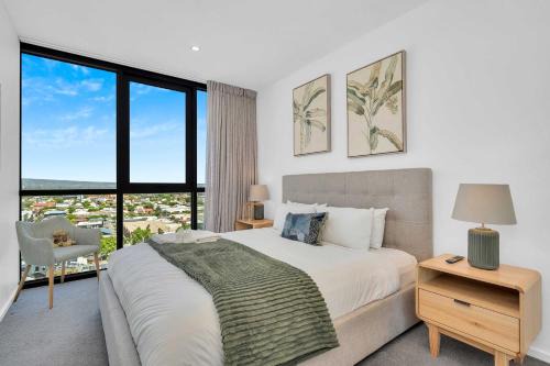 Luxe on Franklin with Car Park, Lap Pool, Sauna, BBQ